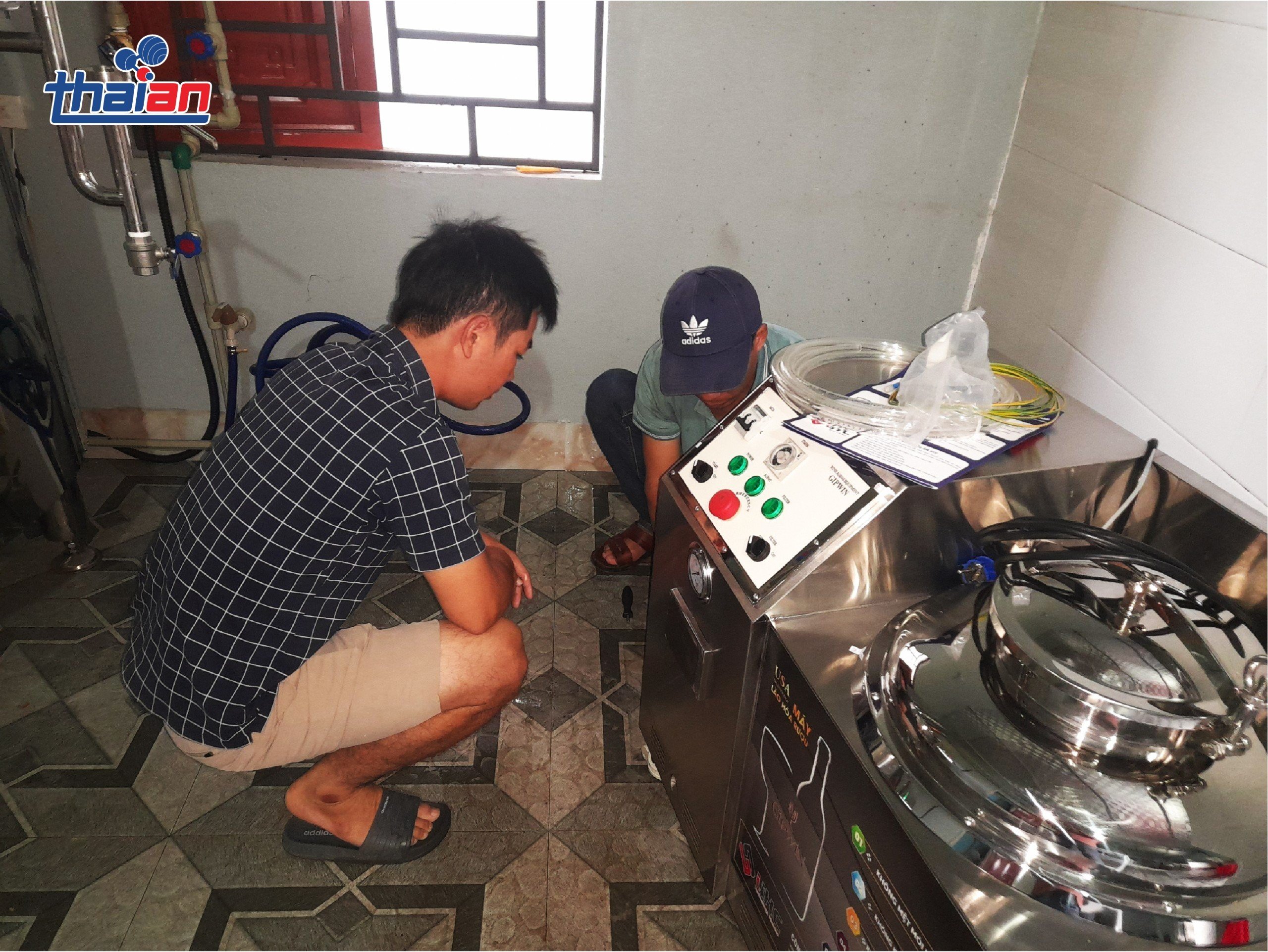 Máy lão hóa rượu G30, giúp loại bỏ chất độc hại còn dư trong rượu.
