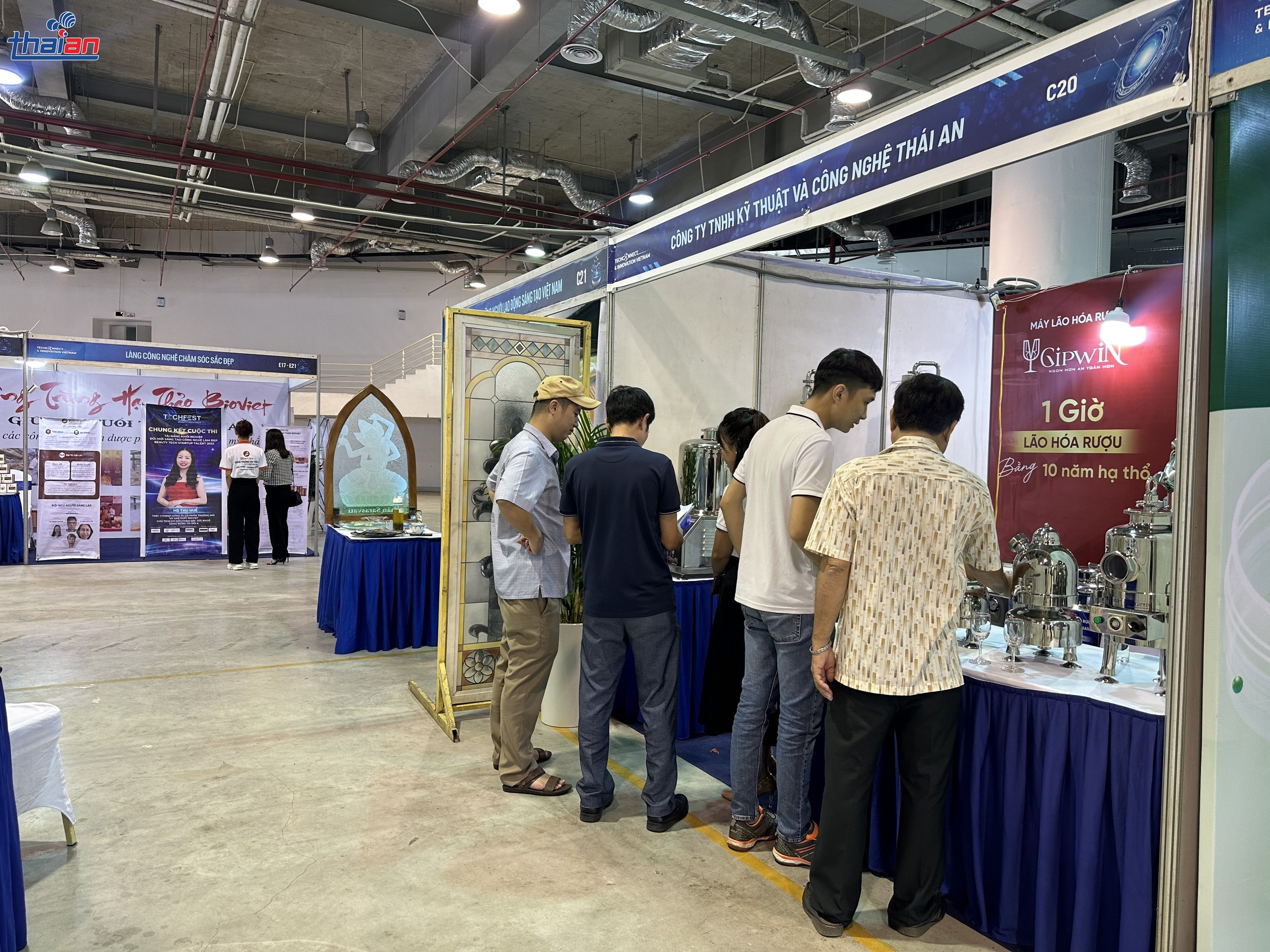 Các sản phẩm khác như Máy lão hóa rượu Gipwin, tháp chưng cất mini cũng được đông đảo khách tham dự quan tâm.