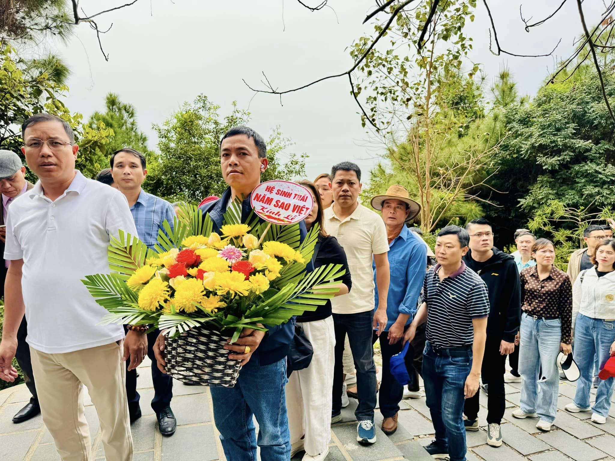 Thiết bị Thái An dâng hương tại khu mộ Đại tướng Võ Nguyên Giáp.