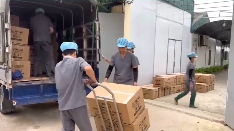 1 tấn men rượu Thái An vận chuyển lên xe