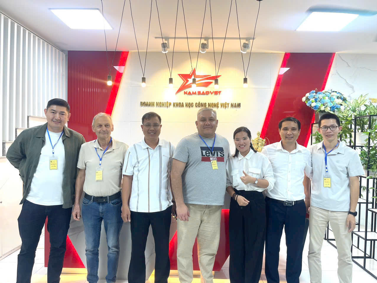 Đối tác nước ngoài tham quan văn phòng nhà máy tại Hưng Yên