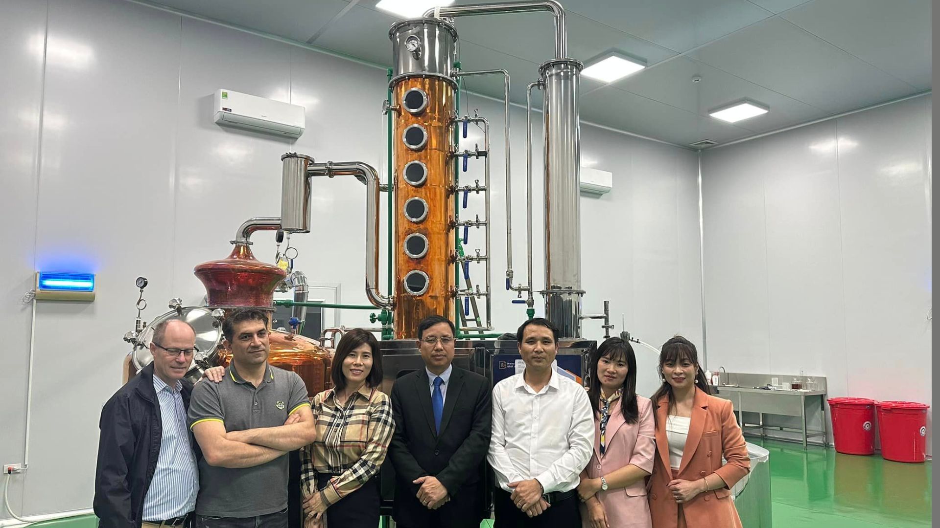 GĐ Thái An cùng đối tác nước ngoài chụp với tháp chưng cất rượu T3000 INOX size lớn