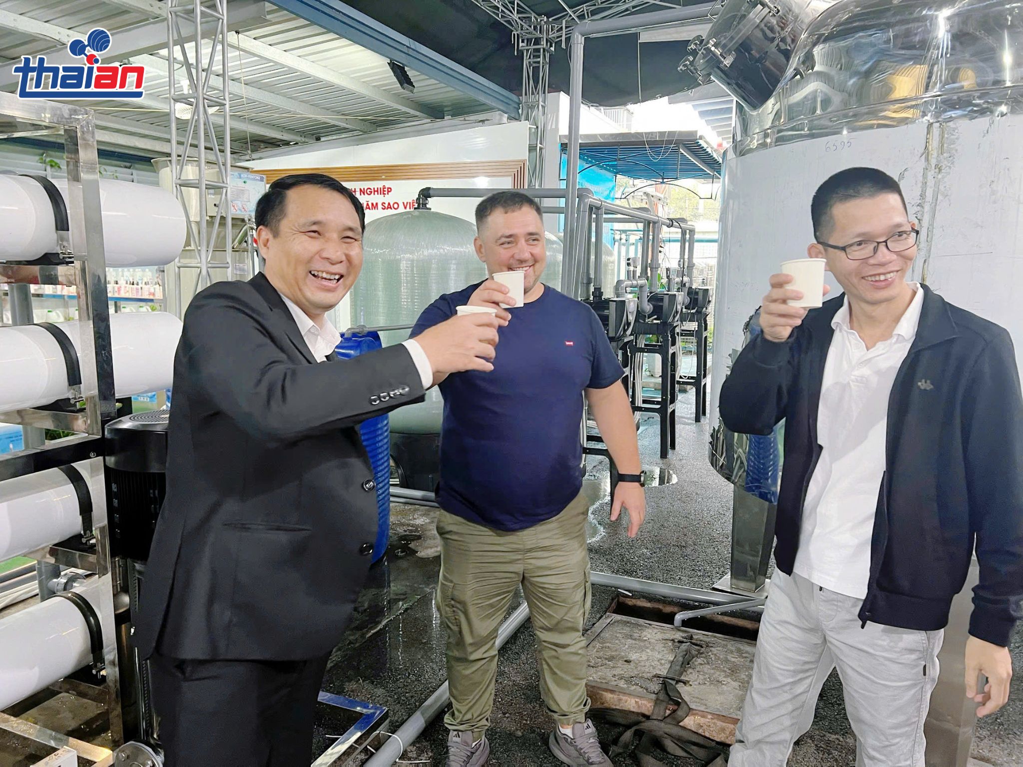 Đội ngũ kỹ thuật Năm Sao Việt hướng dẫn và nghiệm thu hệ thống nước RO 10m³/giờ