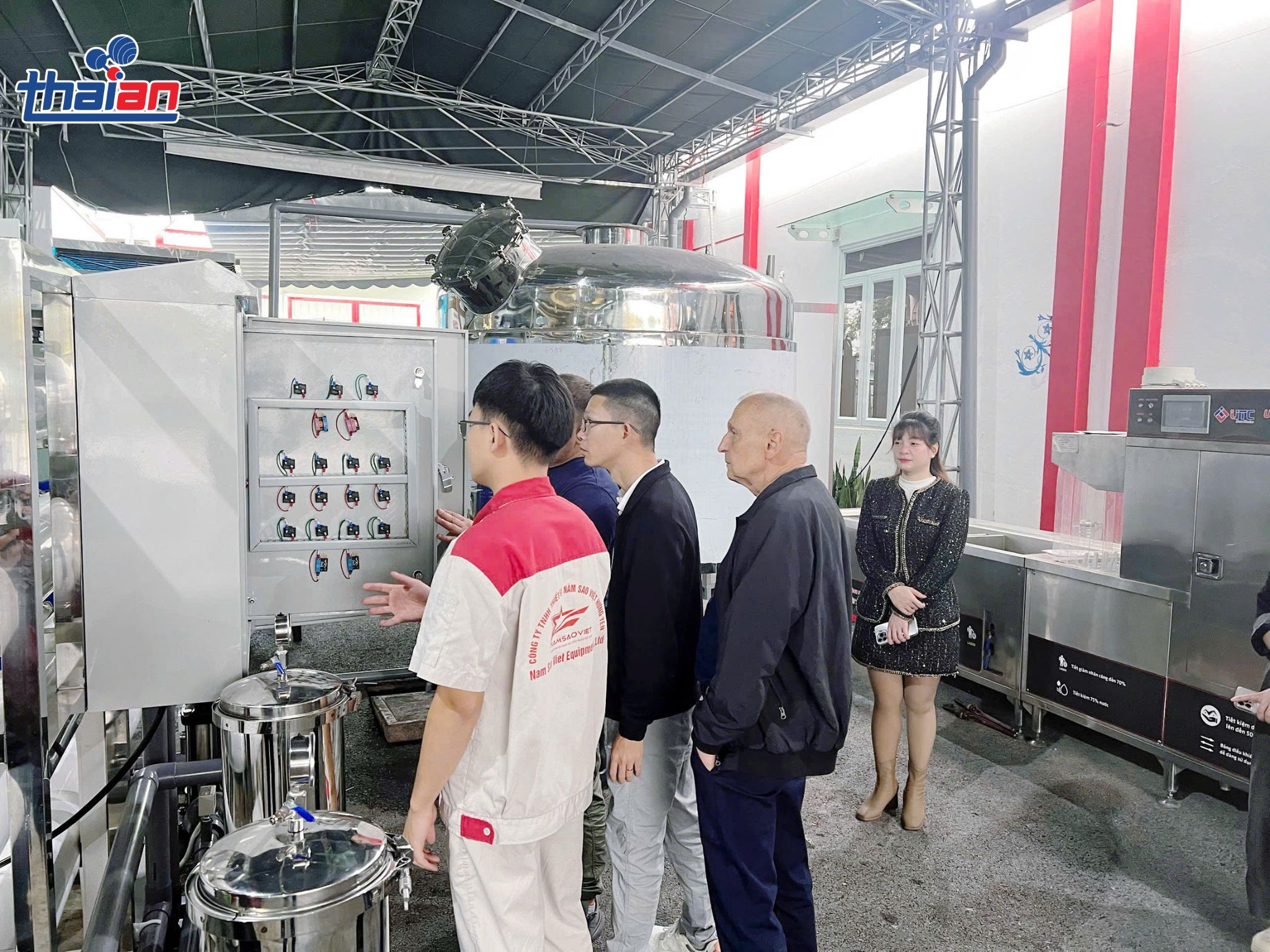 Đội ngũ kỹ thuật Năm Sao Việt hướng dẫn và nghiệm thu hệ thống nước RO 10m³/giờ