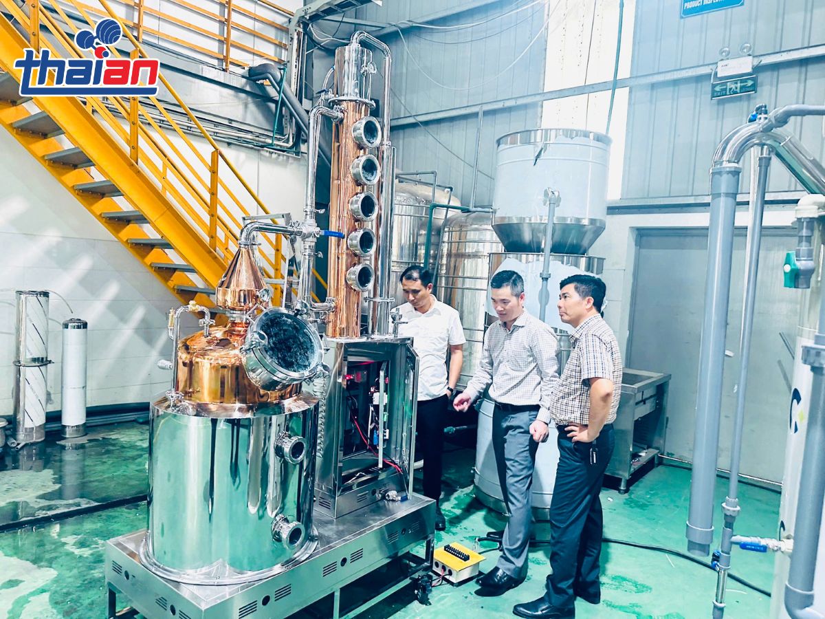 Tháp Chưng Cất Rượu – Giải Pháp Thay Đổi Nghề Nấu Rượu Truyền Thống